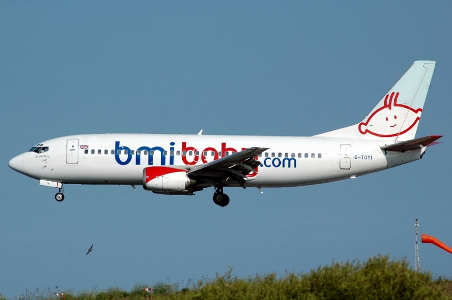 G-TOYI (28054) 1998 Boeing 737-3Q8