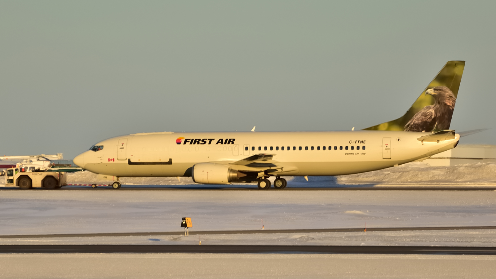 C-FFNE · Boeing 737-406 · (YOW / CYOW)