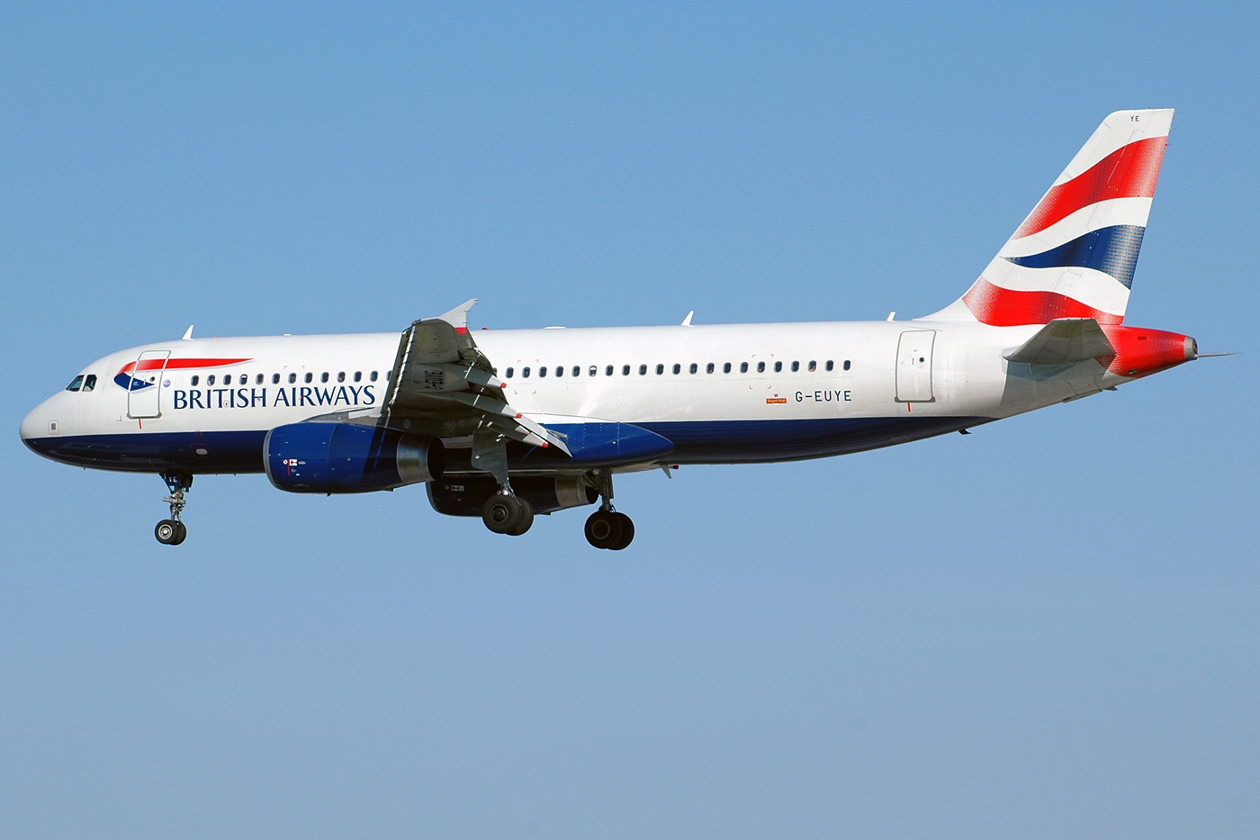 G-EUYE · Airbus A320-232 · (LIS / LPPT)