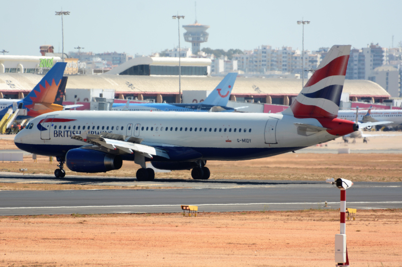 G-MIDY · Airbus A320-232 · (FAO / LPFR)