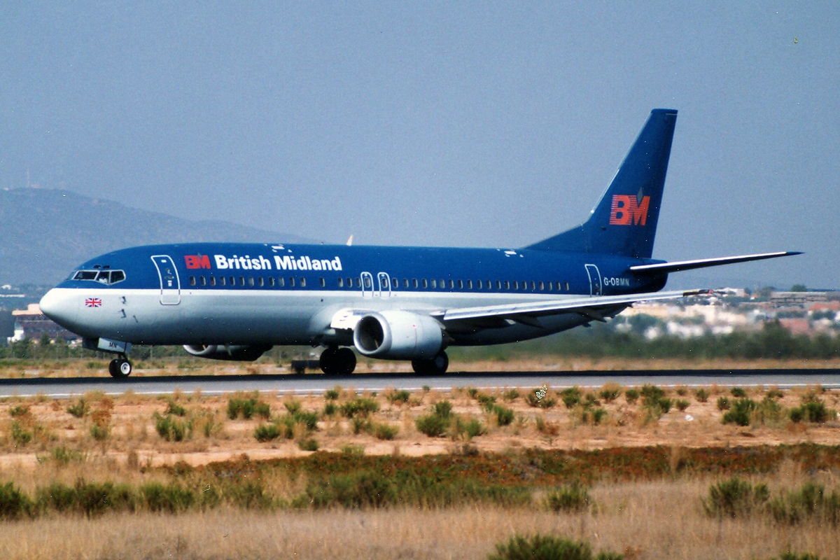 G-OBMN · Boeing 737-46B · (FAO / LPFR)