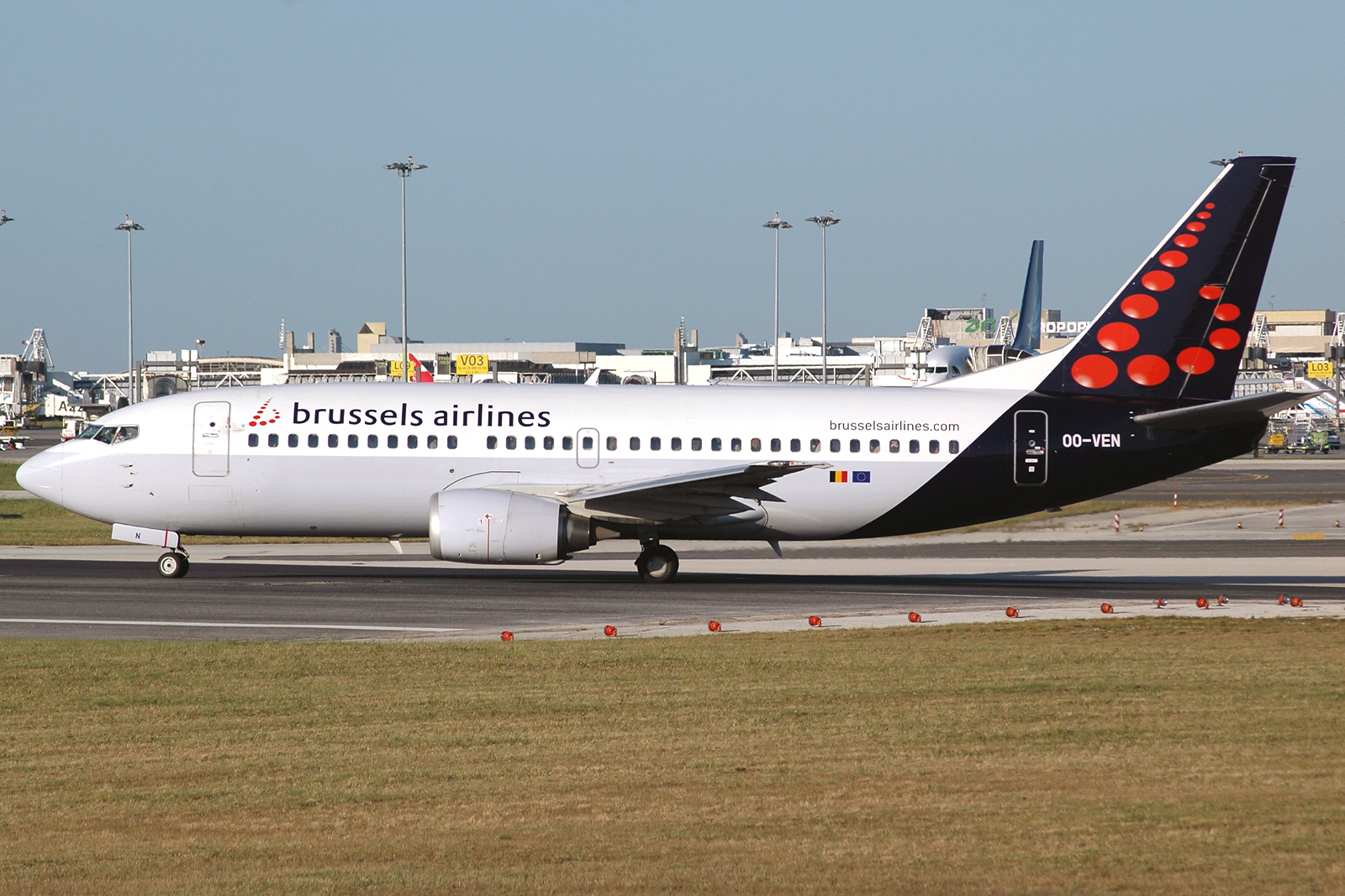 OO-VEN · Boeing 737-36N · (LIS / LPPT)
