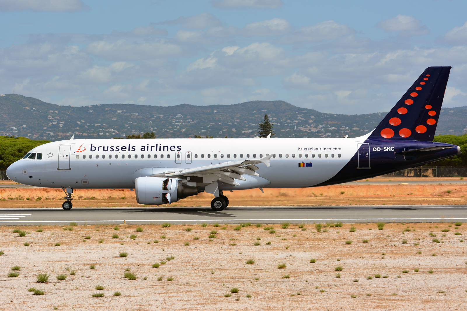 OO-SNC · Airbus A320-214 · (FAO / LPFR)