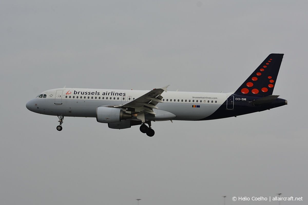 OO-SNI (1983) 2003 Airbus A320-214