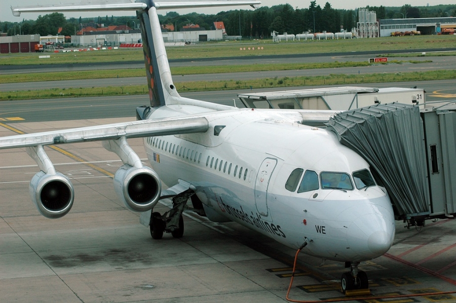 OO-DWE (cn E3327) BAe Avro RJ100