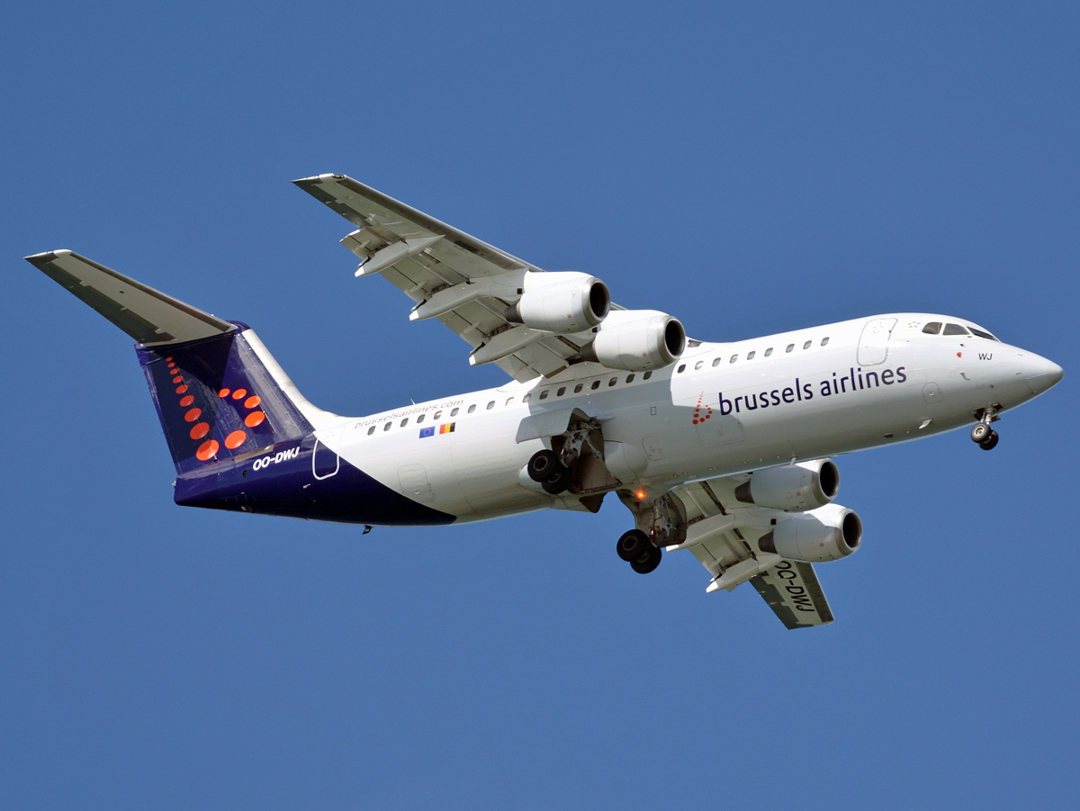 OO-DWJ (cn E3355) BAe Avro RJ100
