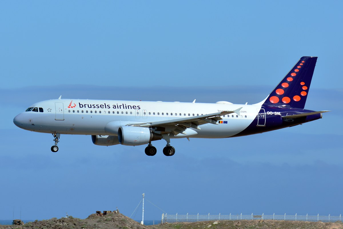 OO-SNL (1961) 2003 Airbus A320-214