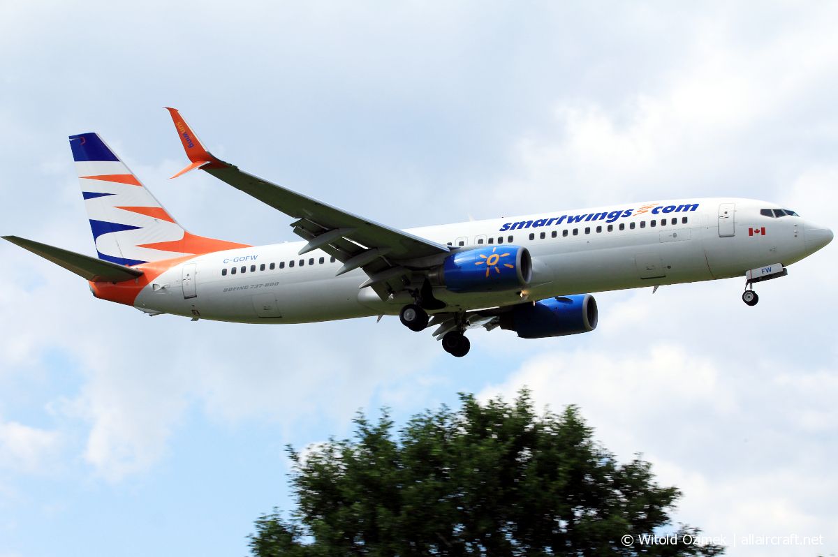 C-GOFW (33018) 2004 Boeing 737-8BK(WL)