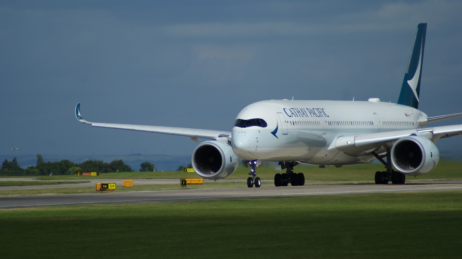 B-LRI · Airbus A350-941 · (MAN / EGCC)