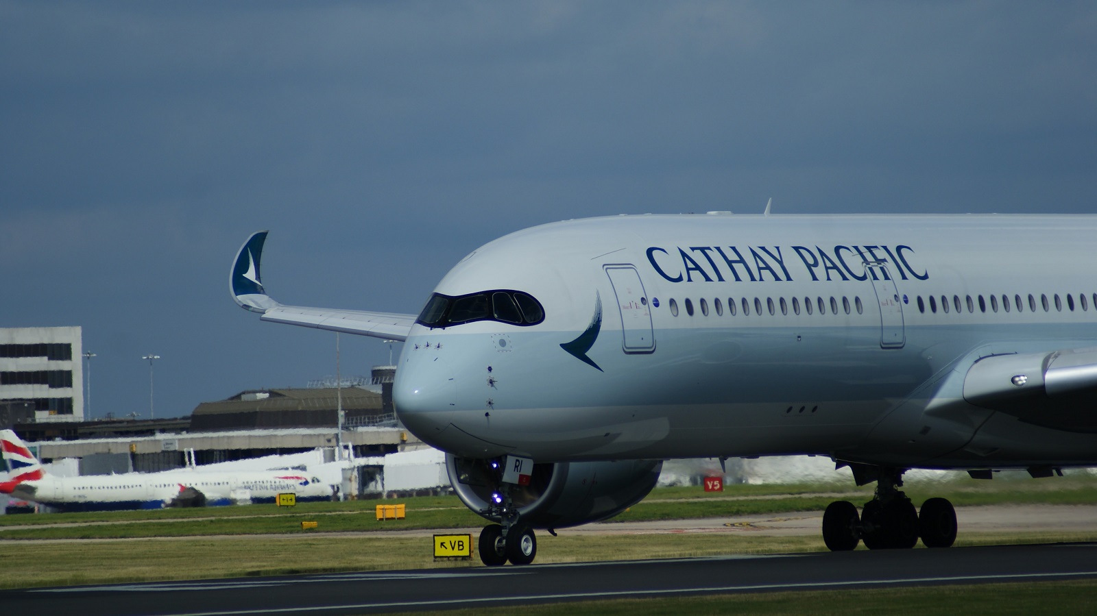 B-LRI · Airbus A350-941 · (MAN / EGCC)