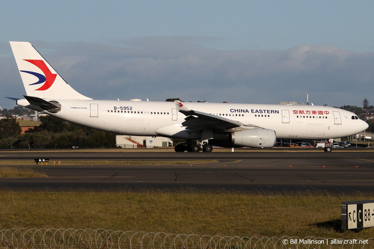 B-5952 · Airbus A330-243 · (SYD / YSSY)
