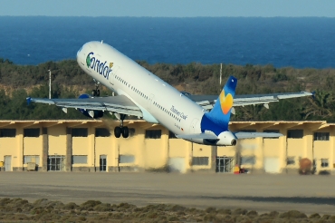 D-AIAA (6767) 2001 Airbus A321-211