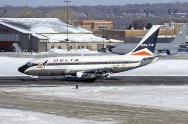 N329DL (23101/1041) Boeing 737-232Adv