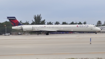 N963DN (53533) McDonnell Douglas MD-90-30