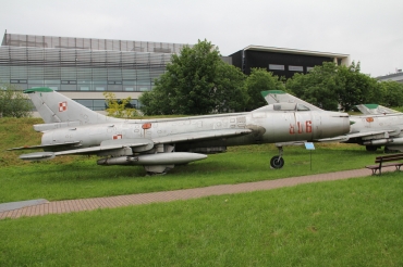 806 · Sukhoi Su-7BKL · (EPKC)