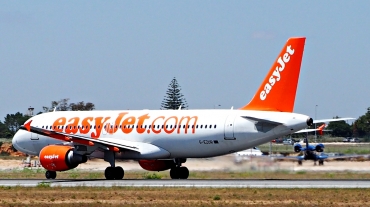 G-EZUR · Airbus A320-214 · (FAO / LPFR)
