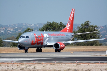 G-CELX · Boeing 737-377(QC) · (FAO / LPFR)