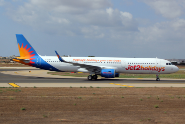 G-HLYF (6439) 2015 Airbus A321-211(WL)