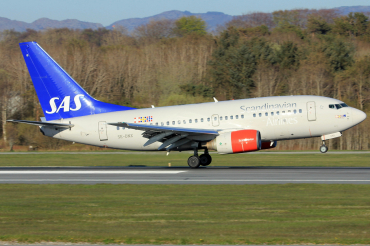SE-DNX (28304) 1999 Boeing 737-683