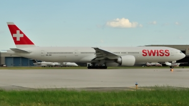 HB-JNC · Boeing 777-3DE/ER · (YUL / CYUL)