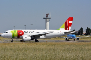 CS-TTI (933) 1998 Airbus A319-111