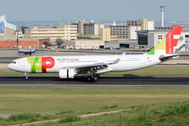 CS-TOE (305) 1999 Airbus A330-223