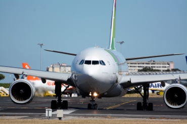 CS-TOS (365) 2000 Airbus A330-243