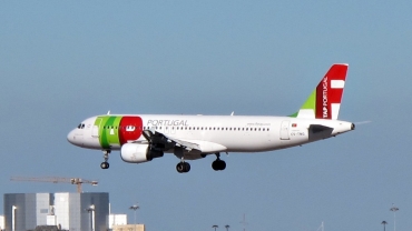 CS-TNG (945) 1998 Airbus A320-214