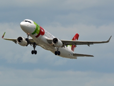 CS-TNQ (3769) 2009 Airbus A320-214(WL)