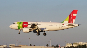 CS-TTI (933) 1998 Airbus A319-111