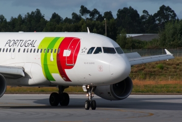 CS-TTI (933) 1998 Airbus A319-111