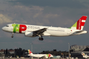 CS-TQD (870) 1999 Airbus A320-214