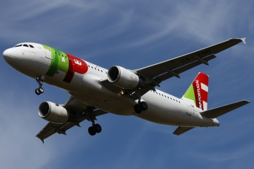 CS-TNR (3883) 2009 Airbus A320-214