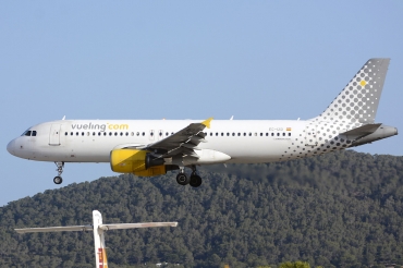 EC-IZD (2207) 2004 Airbus A320-214