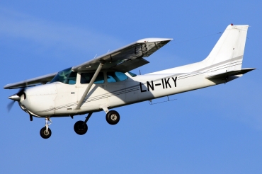 LN-IKY, (cn 17274139), Cessna 172
