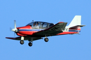 LN-DFK (2553) Robin DR-400-180R Remorqueur