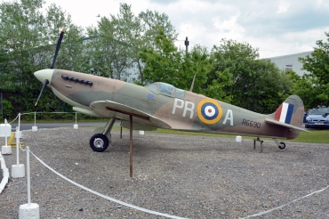 R6690 · Supermarine Spitfire Mk.I Replica · (EGYK)