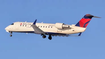 N833AY (8033) Bombardier CRJ-200