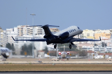 G-POWO · Embraer EMB-505 Phenom 300 · (FAO/ LPFR)