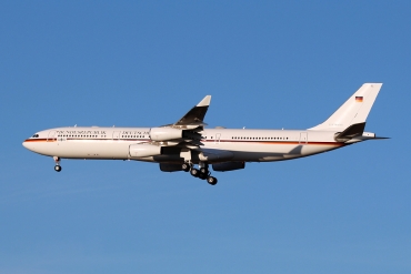 16+02 (355) 2000 Airbus A340-313