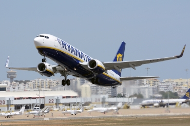 EI-FIJ · Boeing 737-8AS(WL) · (FAO / LPFR)