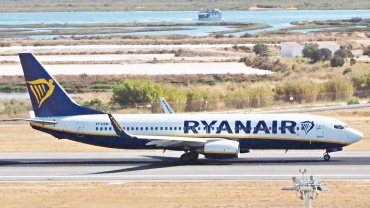 EI-EBW · Boeing 737-8AS(WL) · (FAO / LPFR)