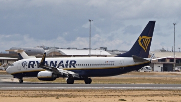 EI-EFH (035012) Boeing 737-8AS(WL)