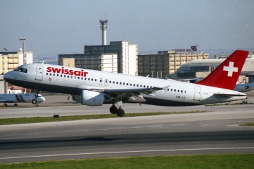 HB-IJT (870) 1999 Airbus A320-214