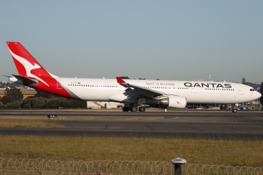 VH-QPH (695) 2005 Airbus A330-303