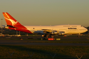 VH-EBT (23222) 1984 Boeing 747-338