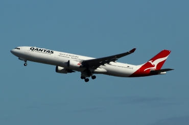 VH-QPE (593) 2004 Airbus A330-303