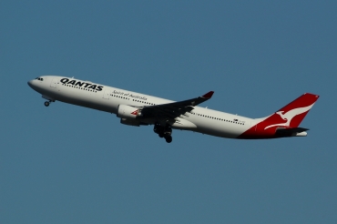 VH-QPF (595) 2004 Airbus A330-303
