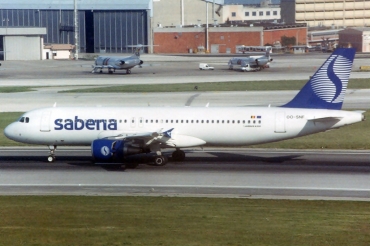 OO-SNF (1081) 1999 Airbus A320-214