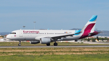 D-AEWQ · Airbus A320-214 · (FAO / LPFR)